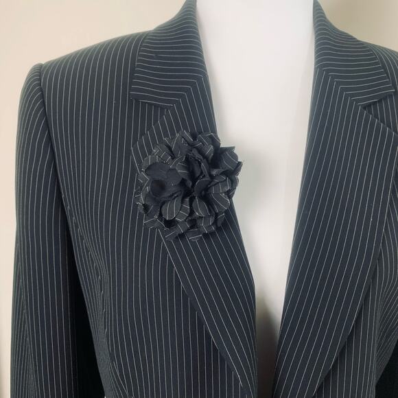 Tahari ASL Size 8 Flower Brooch Pinstripe Blazer Jacket Black White Career - Picture 7 of 15